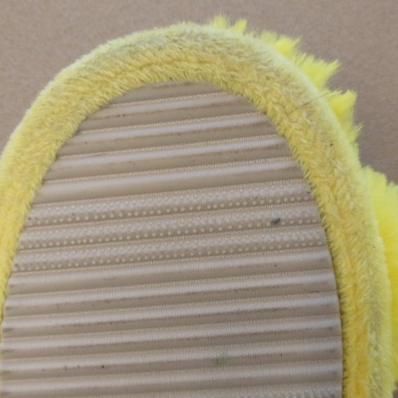 Women's Abound yellow fluffy slippers size M (7-8) - Picture 8 of 9